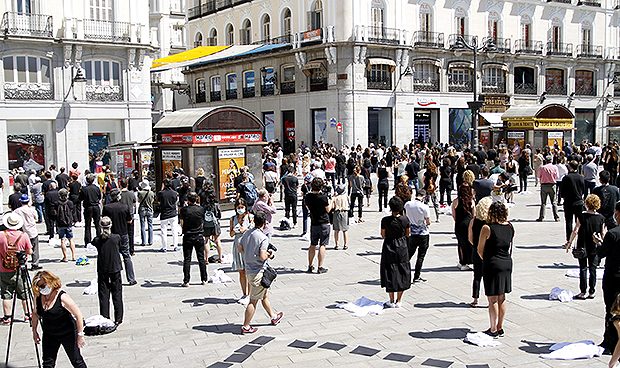 Los médicos se concentran por el Covid-19: "Exigimos respeto y dignidad"