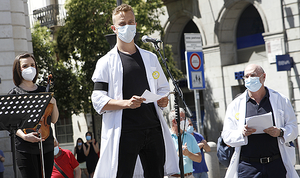 Los médicos se concentran por el Covid-19: "Exigimos respeto y dignidad"