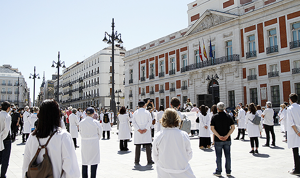 Los médicos se concentran por el Covid-19: "Exigimos respeto y dignidad"