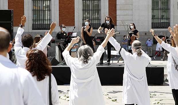 Los médicos se concentran por el Covid-19: "Exigimos respeto y dignidad"