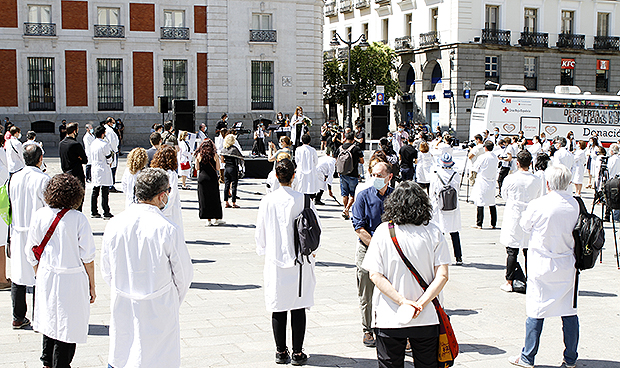 Los médicos se concentran por el Covid-19: "Exigimos respeto y dignidad"