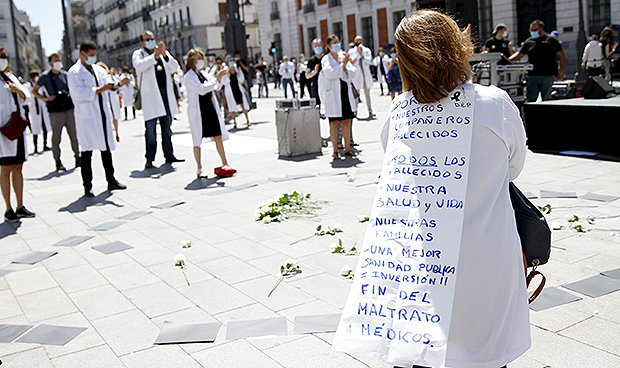 Los médicos se concentran por el Covid-19: "Exigimos respeto y dignidad"