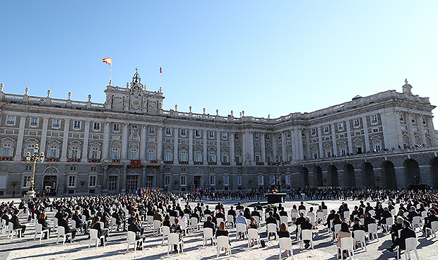 Felipe VI:"Debemos mucho a los sanitarios, han sostenido el pulso a España"