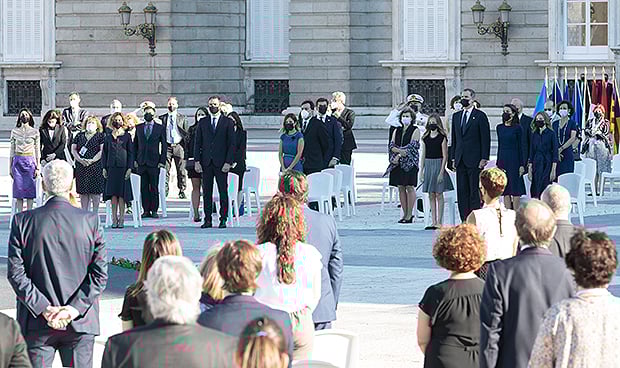 Felipe VI:"Debemos mucho a los sanitarios, han sostenido el pulso a España"