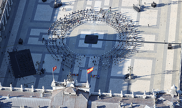 Felipe VI:"Debemos mucho a los sanitarios, han sostenido el pulso a España"