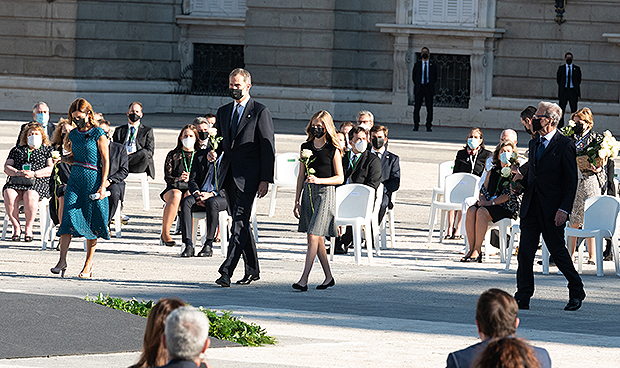 Felipe VI:"Debemos mucho a los sanitarios, han sostenido el pulso a España"
