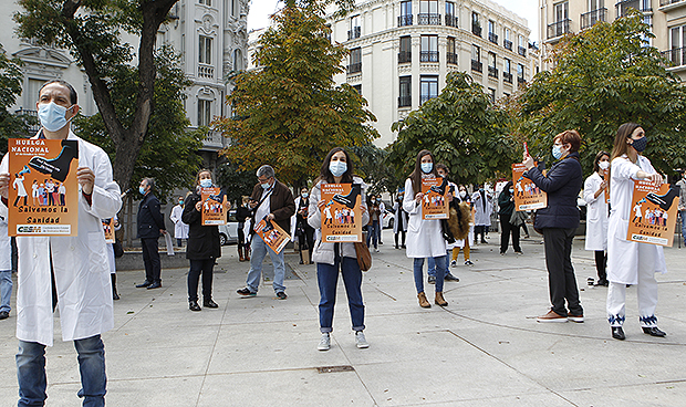 "Éxito" de la huelga nacional de médicos: "Señor Illa, en sus manos está"