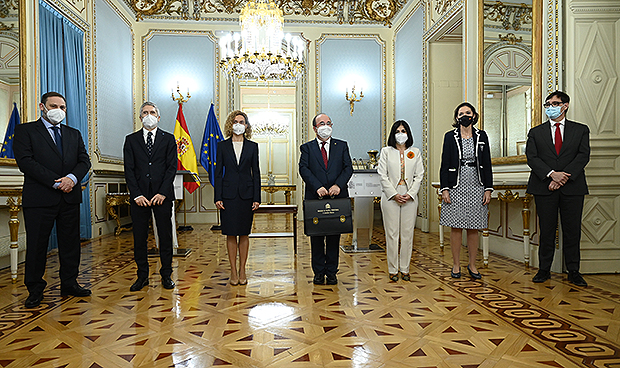 El primer día de Darias como ministra de Sanidad, en imágenes