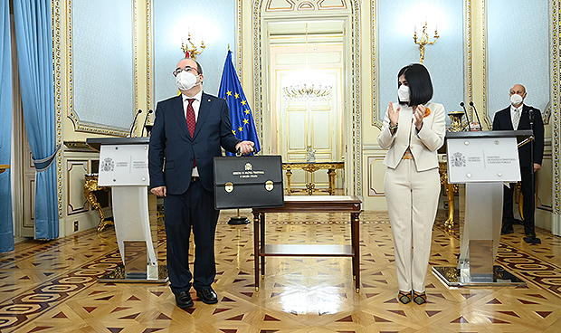 El primer día de Darias como ministra de Sanidad, en imágenes