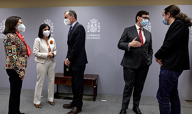 El primer día de Darias como ministra de Sanidad, en imágenes