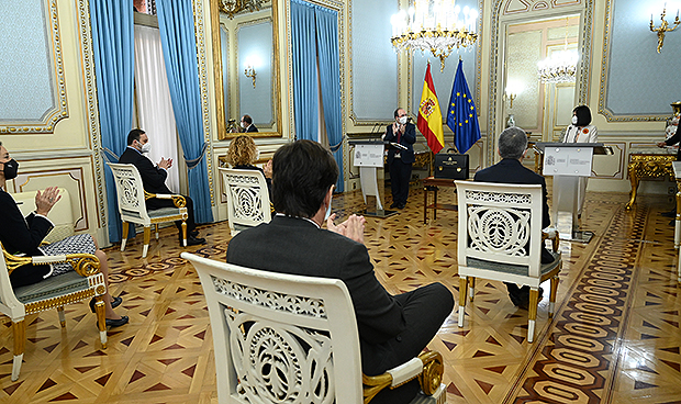 El primer día de Darias como ministra de Sanidad, en imágenes