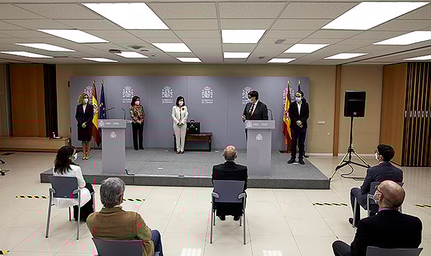 El primer día de Darias como ministra de Sanidad, en imágenes