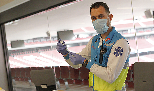 Madrid arranca la vacunación masiva del Covid-19 "con coraje y corazón"