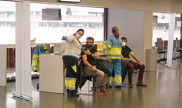 Madrid arranca la vacunación masiva del Covid-19 "con coraje y corazón"