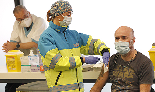 Madrid arranca la vacunación masiva del Covid-19 "con coraje y corazón"