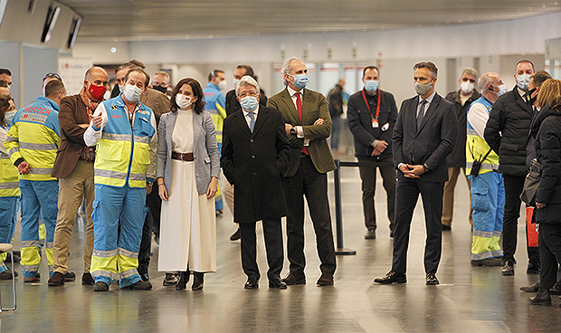 Madrid arranca la vacunación masiva del Covid-19 "con coraje y corazón"