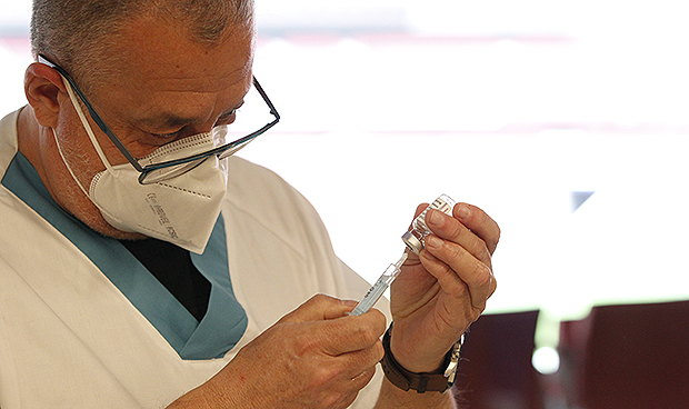 Madrid arranca la vacunación masiva del Covid-19 "con coraje y corazón"