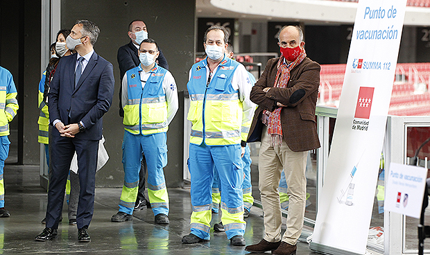 Madrid arranca la vacunación masiva del Covid-19 "con coraje y corazón"