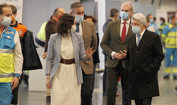 Madrid arranca la vacunación masiva del Covid-19 "con coraje y corazón"