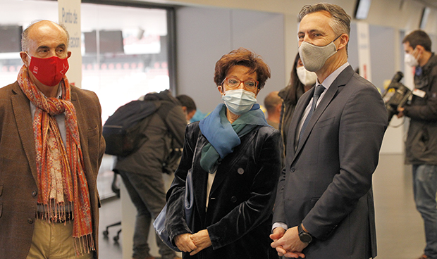 Madrid arranca la vacunación masiva del Covid-19 "con coraje y corazón"