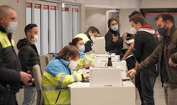 Madrid arranca la vacunación masiva del Covid-19 "con coraje y corazón"