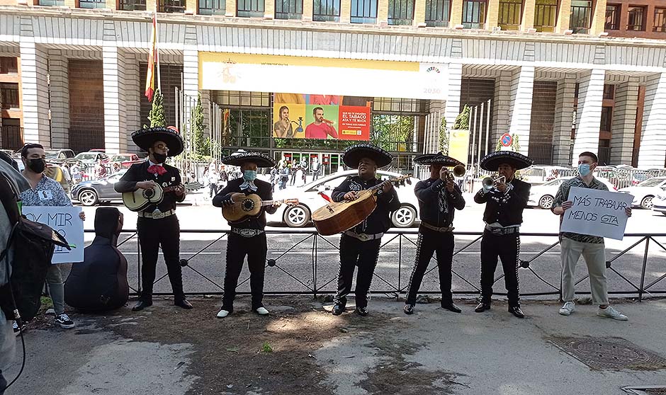 Protesta MIR frente a Sanidad: "No hemos empezado y ya estamos quemados"