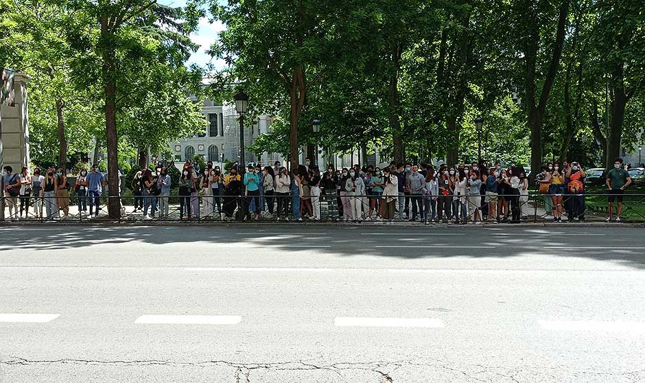 Protesta MIR frente a Sanidad: "No hemos empezado y ya estamos quemados"