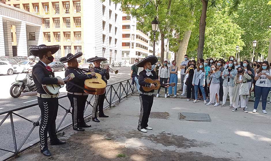 Protesta MIR frente a Sanidad: "No hemos empezado y ya estamos quemados"