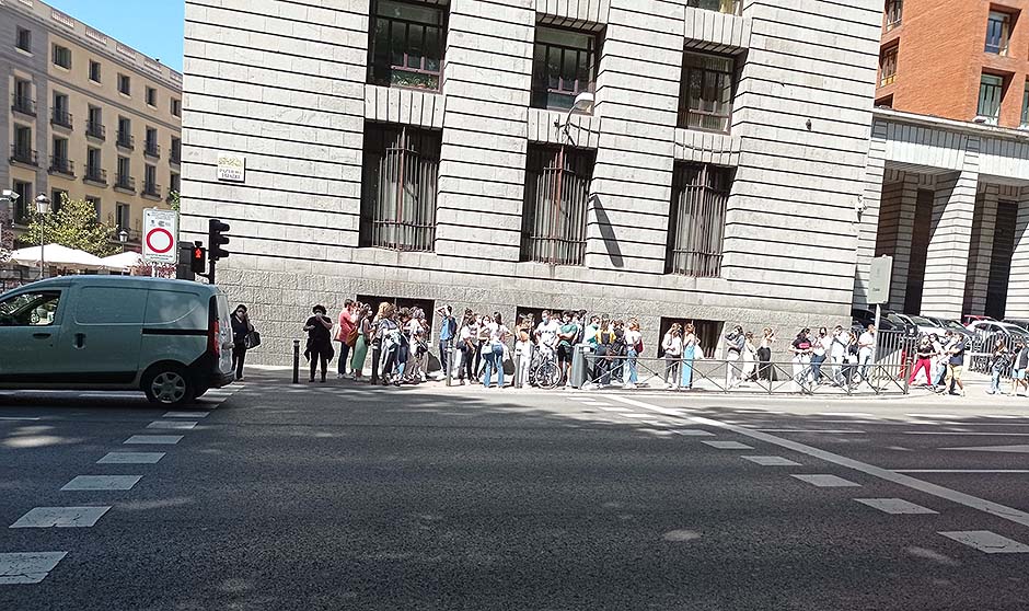 Protesta MIR frente a Sanidad: "No hemos empezado y ya estamos quemados"