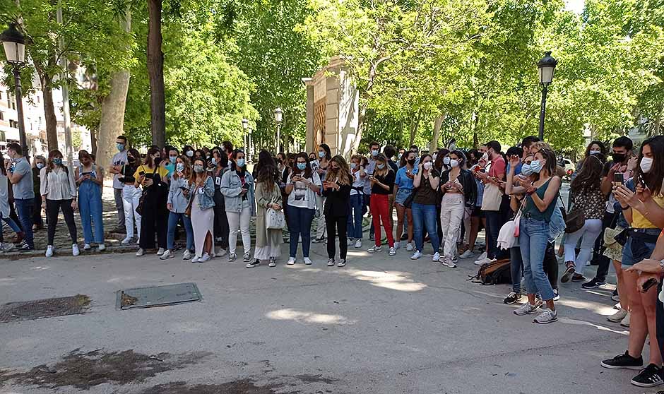 Protesta MIR frente a Sanidad: "No hemos empezado y ya estamos quemados"