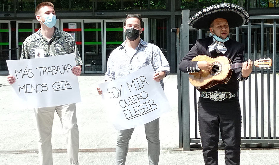 Protesta MIR frente a Sanidad: "No hemos empezado y ya estamos quemados"
