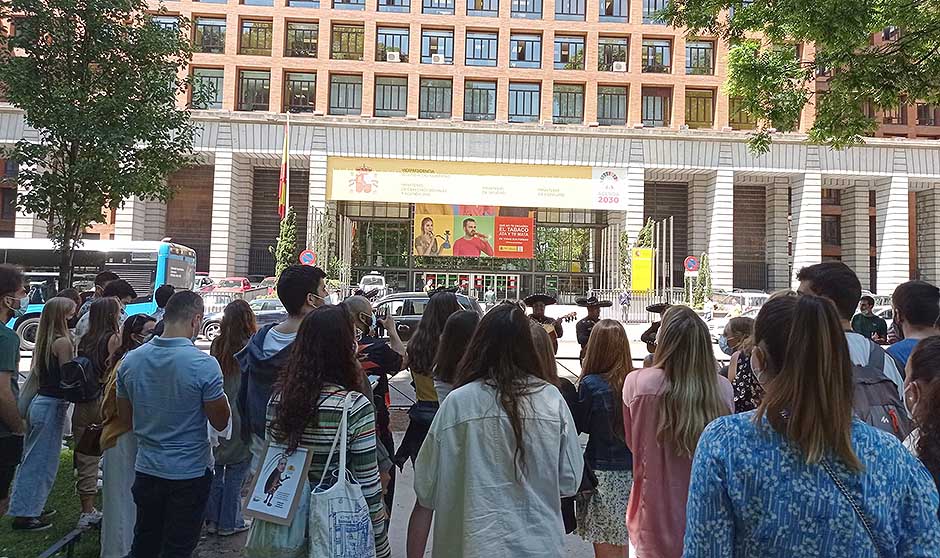 Protesta MIR frente a Sanidad: "No hemos empezado y ya estamos quemados"