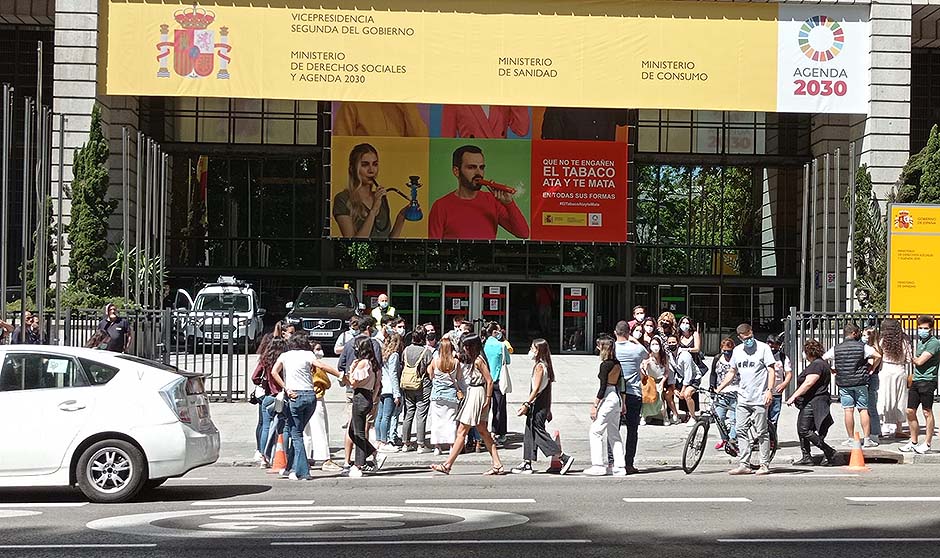 Protesta MIR frente a Sanidad: "No hemos empezado y ya estamos quemados"
