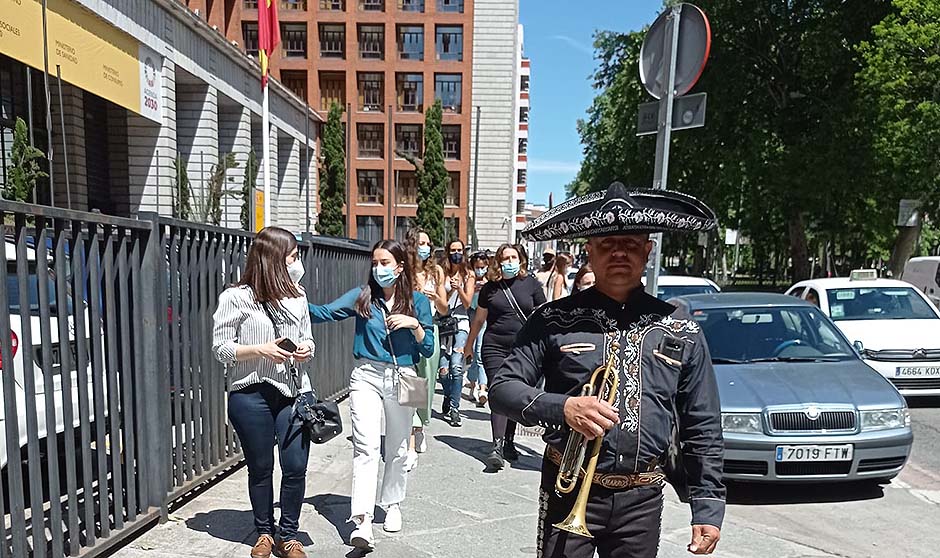 Protesta MIR frente a Sanidad: "No hemos empezado y ya estamos quemados"