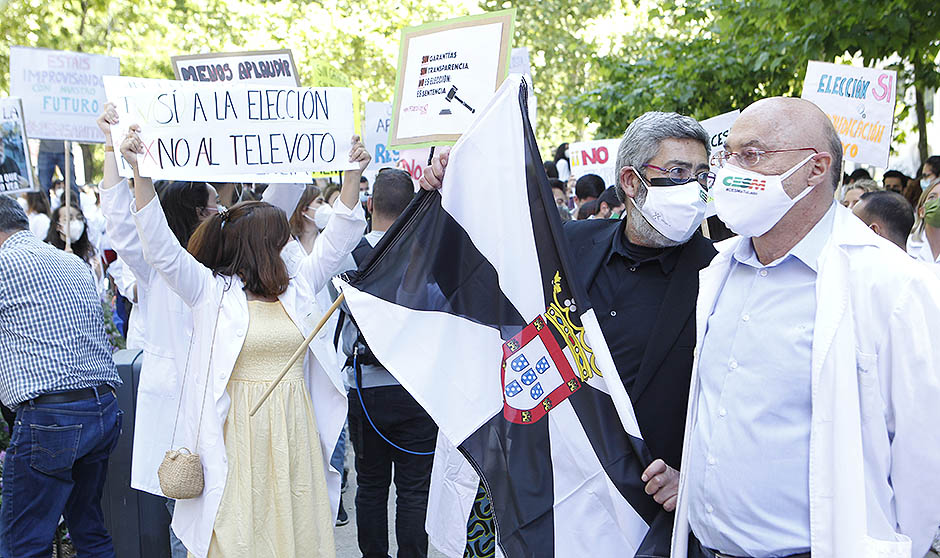 "Soy MIR; quiero elegir": los médicos claman contra la petición de plazas