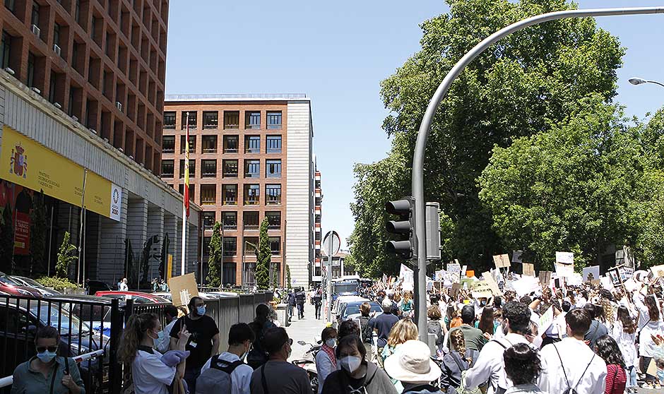 "Soy MIR; quiero elegir": los médicos claman contra la petición de plazas