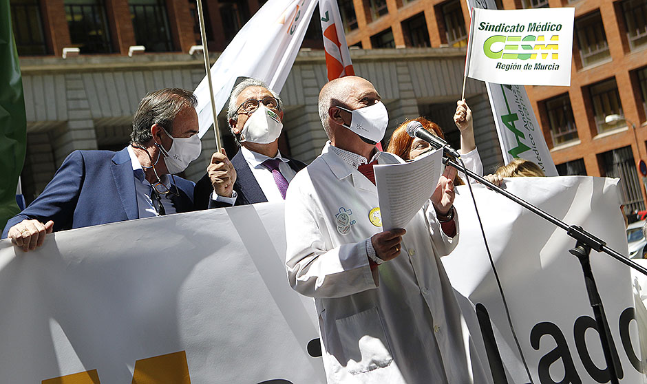 "Soy MIR; quiero elegir": los médicos claman contra la petición de plazas