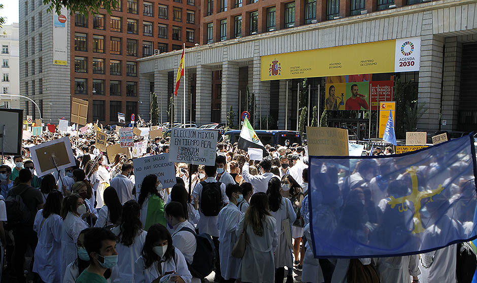 "Soy MIR; quiero elegir": los médicos claman contra la petición de plazas