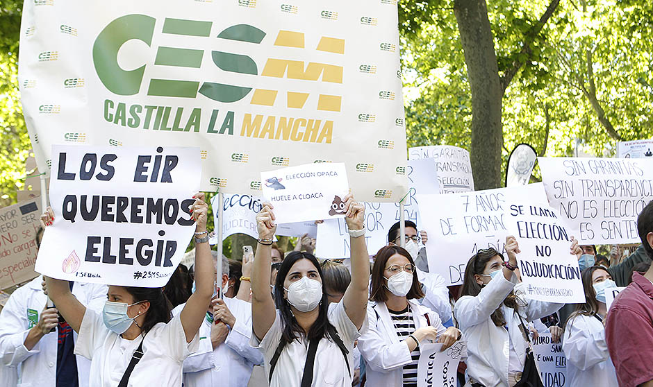 "Soy MIR; quiero elegir": los médicos claman contra la petición de plazas