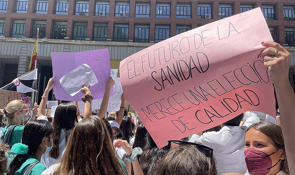"Soy MIR; quiero elegir": los médicos claman contra la petición de plazas