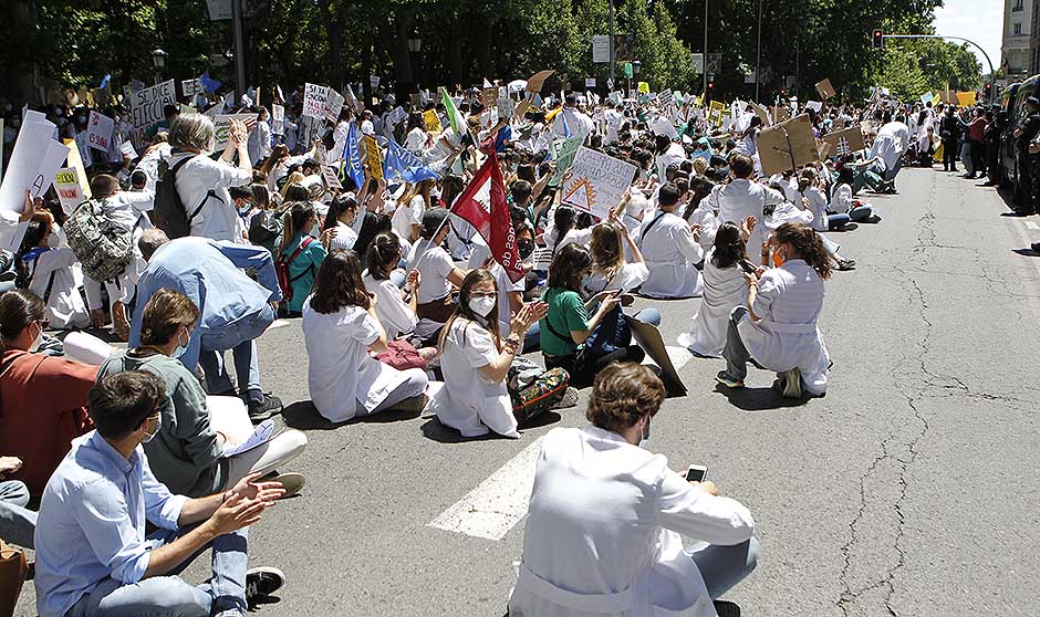 "Soy MIR; quiero elegir": los médicos claman contra la petición de plazas