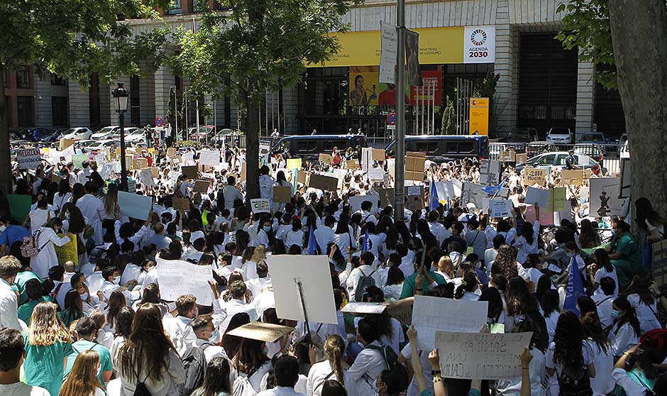 "Soy MIR; quiero elegir": los médicos claman contra la petición de plazas