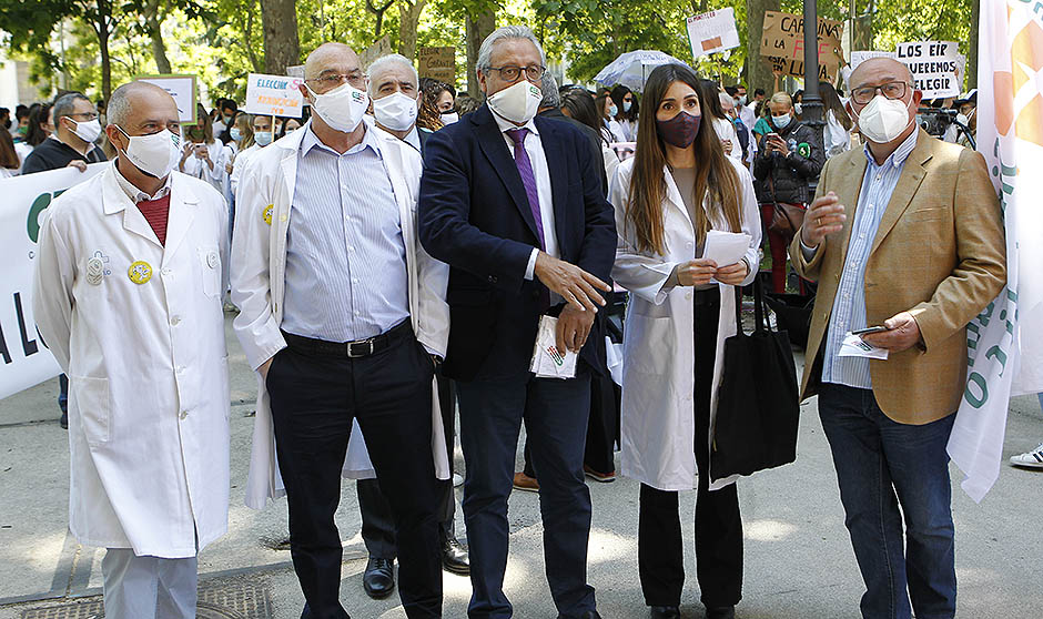 "Soy MIR; quiero elegir": los médicos claman contra la petición de plazas