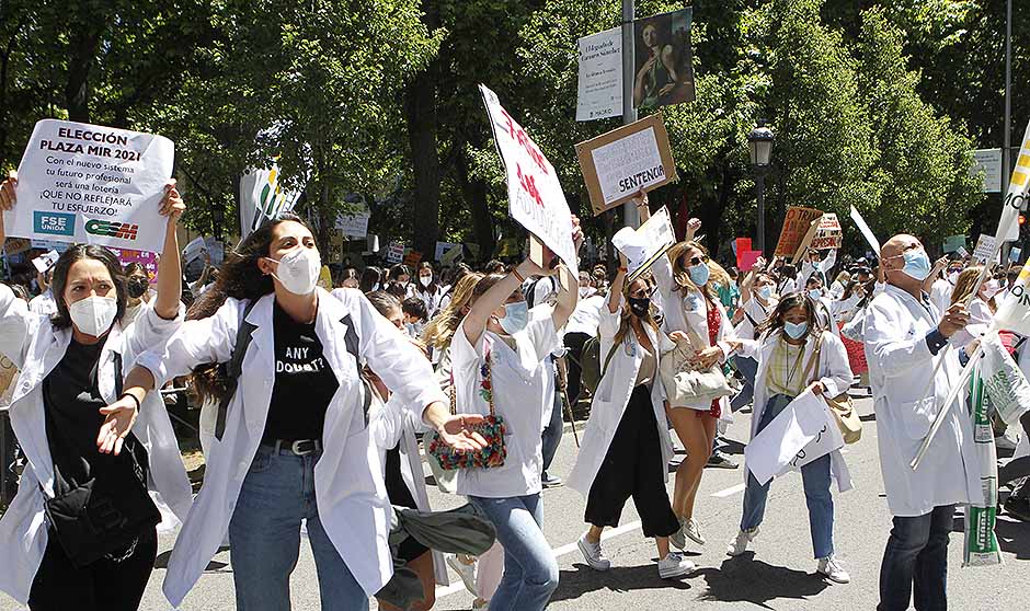 "Soy MIR; quiero elegir": los médicos claman contra la petición de plazas