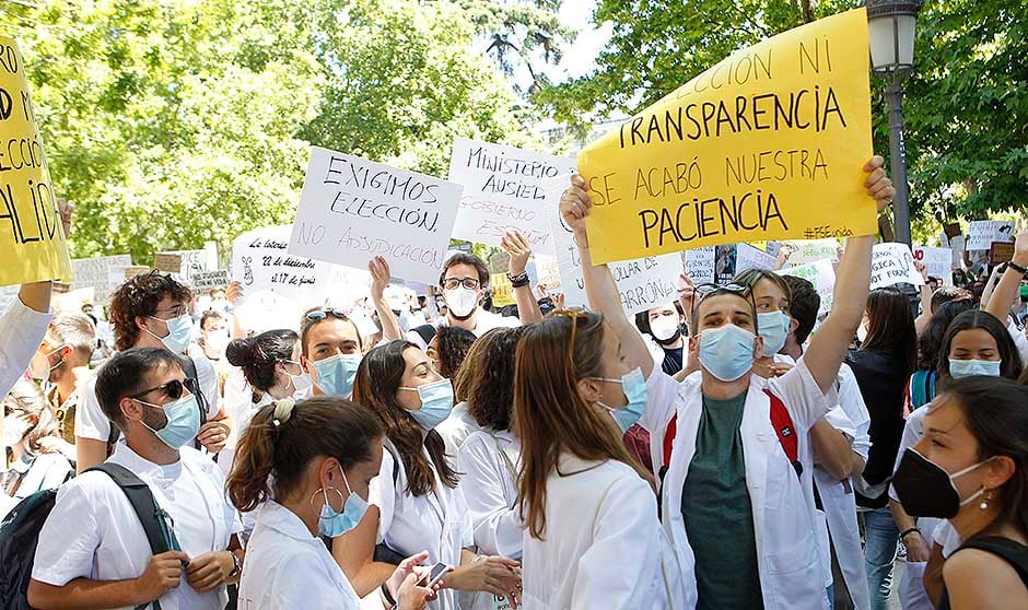 "Soy MIR; quiero elegir": los médicos claman contra la petición de plazas