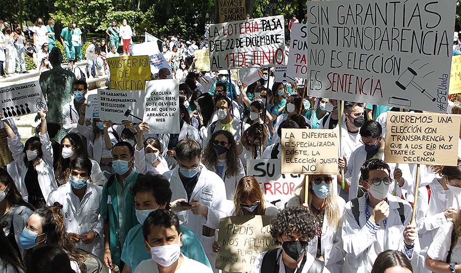 "Soy MIR; quiero elegir": los médicos claman contra la petición de plazas