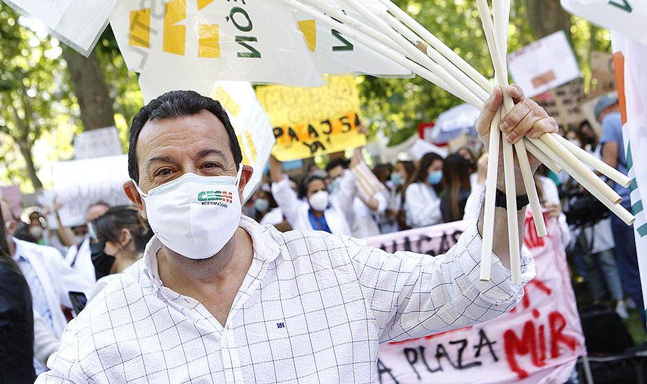 "Soy MIR; quiero elegir": los médicos claman contra la petición de plazas