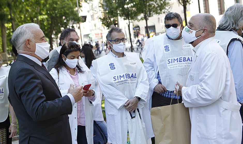 "Soy MIR; quiero elegir": los médicos claman contra la petición de plazas