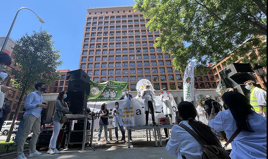 "Soy MIR; quiero elegir": los médicos claman contra la petición de plazas