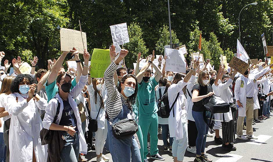 "Soy MIR; quiero elegir": los médicos claman contra la petición de plazas